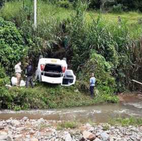 Por falla mecánica, un vehículo particular se fue a una quebrada en Anserma