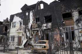 Vista de varias casas residenciales afectadas por ataques e incendios, este martes en Bucha (Ucrania).