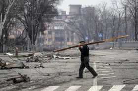 Rusia insta a rendirse a los ucranianos en Mariúpol 
