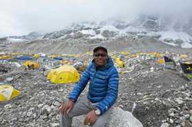 El nepalí Kami Rita va por el récord en el Everest