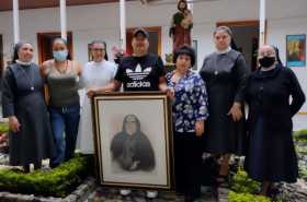 Gustavo Cárdenas posa con el cuadro de la Madre Berenice que donó a la Congregación en compañía su madre, su hermana y de las re