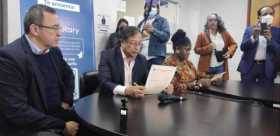 Gustavo Petro firma ante notario que no expropiará si gobierna Colombia