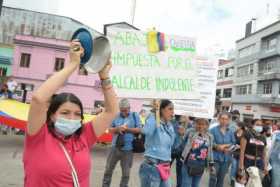 --P1  Foto | Freddy Arango | LA PATRIA  Las protestantes gritaron arengas, con pitos pancartas y taparon la vía.