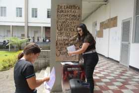 Con empapeladas y pancartas los estudiantes de Trabajo Social, de la U. de Caldas, exigen derechos.