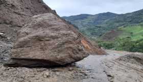 Roca obstaculiza el paso en Buenavista, vía Manzanares-Petaqueros
