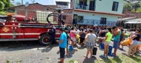 Con el apoyo del Cuerpo de Bomberos de Supía se distribuyeron 11 mil litros de agua a la población. 