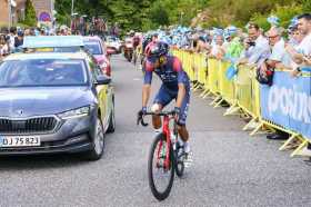 El ciclista colombiano Egan Bernal del Team Ineos Grenadiers en acción durante la quinta y última etapa de la carrera ciclista T