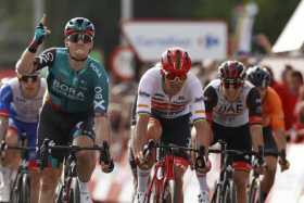 El corredor irlandés Sam Bennet (i), del equipo Bora-Hansgrohe, entra vencedor de la segunda etapa de La Vuelta 2022