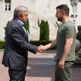 Foto proporcionada por el Servicio de Prensa Presidencial de Ucrania que muestra al presidente ucraniano, Volodymyr Zelensky (d)