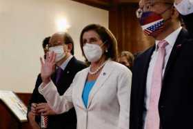 La presidenta de la Cámara de Representantes de EE. UU., Nancy Pelosi (C), llega al Yuan Legislativo para una reunión con legisl