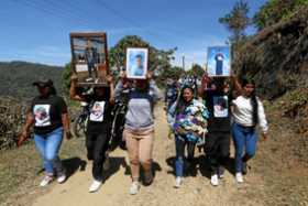 Foto / EFE / LA PATRIA    Indígenas despiden a los hermanos Jeferson y Eduar Dizu Nene, asesinados en la vereda Gualó.