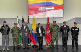 Foto | EFE | LA PATRIA Gustavo Petro, presidente de Colombia, acompañado por su ministro de Defensa, Iván Velásquez, y la nueva 