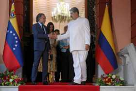 El presidente de Venezuela, Nicolás Maduro, saluda al nuevo embajador de Colombia en el país, Armando Benedetti.