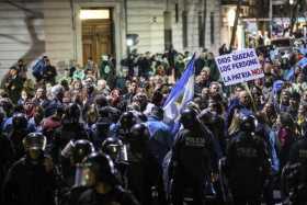 Manifestantes a favor y en contra de Cristina Fernández se concentraron anoche frente a su domicilio en Buenos Aires.