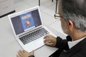 El dibujante y caricaturista Alfredo Garzón muestra una imagen de la novela gráfica sobre Jaime Garzón