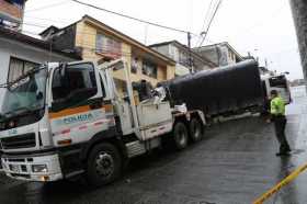 Foto | Cortesía Policía | LA PATRIA  Operativo para remolcar de forma segura el camión.