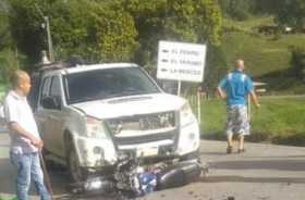 Muere motociclista tras estrellarse con camioneta en Aranzazu