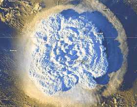 Imagen satelital proporcionada por los Servicios Meteorológicos de Tonga que muestra la erupción explosiva del volcán Hunga Tong