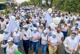 Los habitantes de Arauca marcharon con banderas y globos blancos.