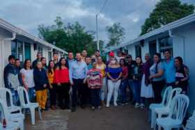 Foto| Alcaldía| LA PATRIA  El alcalde, Andrés Duque (centro), con el grupo de beneficiarios de vivienda nueva en San Bartolomé. 