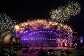 Decenas de embarcaciones observan los fuegos artificiales de la Ópera de Sídney (Australia), con motivo de la entrada del Año Nu