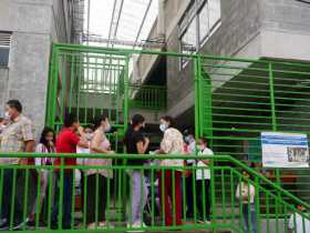 Foto/Julián García/ LA PATRIA  Estrenaron nueva sede de la escuela Juan XXIII, de Chinchiná. Los estudiantes de primaria regresa