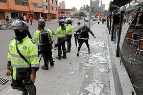 Manifestantes atacaron el hotel donde se realiza el Foro Madrid. No se registraron heridos. 