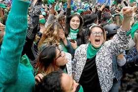 Un centenar de mujeres, en la característica marea verde por las pañoletas a favor del aborto, recibieron la noticia entre salto
