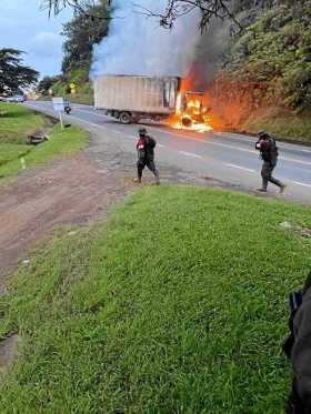En el Cauca fue incendiado un camión que transitaba por la Vía Panamericana. 