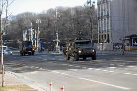 Vehículos blindados ucranianos transitan en una calle de Kiev.