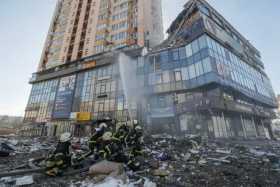 Bomberos ucranianos tratan de apagar un fuego en un edificio de viviendas de Kiev, Ucrania este sábado y que fue bombardeado aye