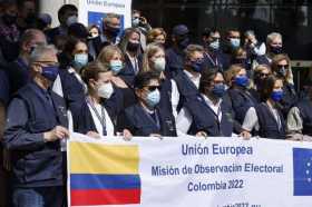 Observadores de la Unión posaron ayer en Bogotá para una fotografía antes de su despliegue por el país. 