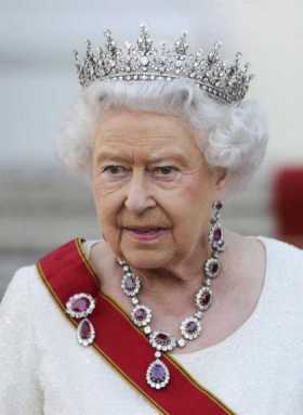 La reina Isabel II, enferma de covid-19 con síntomas leves