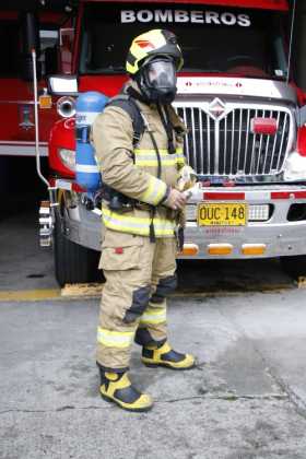 El equipo de protección que debe usar un bombero en una emergencia puede costar 11 millones de pesos.