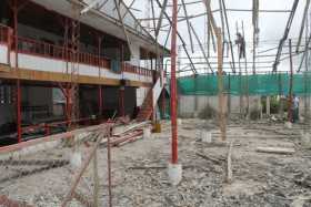 Obreros de la Alcaldía empezaron la demolición de la cancha de tejo.