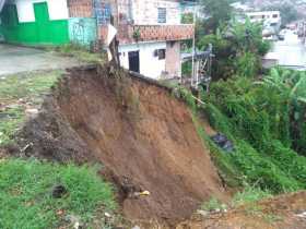 El derrumbe amenaza varias viviendas en Riosucio.