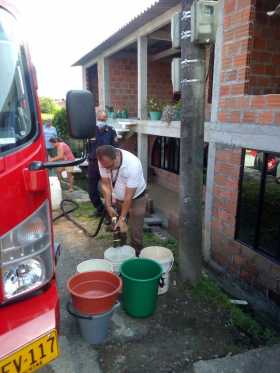 Los carrotanques de bomberos de Chinchiná suministraron el agua en el Alto de la Mina. Un tramo de tubería colapsó.