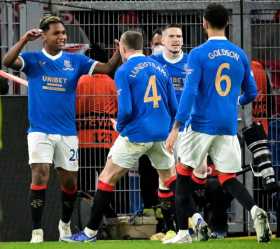 Alfredo Morelos (C) de los Rangers y sus compañeros celebran la ventaja de 4-1 durante el partido de fútbol de playoffs de la UE