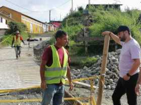 El alcalde, en Las Coles