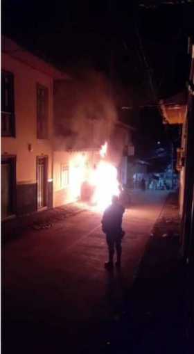 Incendio de un carro en Salamina anoche