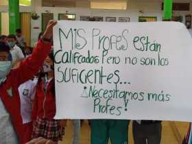 Foto I Cortesía para LA PATRIA  Estudiantes, guiados por docentes, realizan protestas para exigir un docente en el colegio Franc