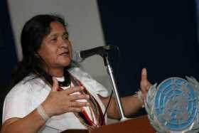 Fotografía de archivo del 8 de agosto de 2007 que muestra a Leonor Zalabata, de la comunidad indígena Arhuaca, mientras habla du