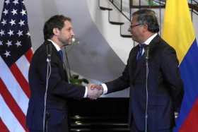 El presidente electo de Colombia, Gustavo Petro, saluda a Jonathan Finer, secretario principal adjunto de seguridad nacional de 