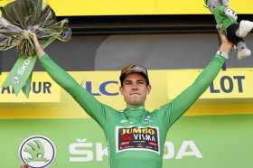 El ciclista belga Van Aert, en el podio, después de ganar la 20ª etapa del Tour de Francia 2022, una contrarreloj individual de 