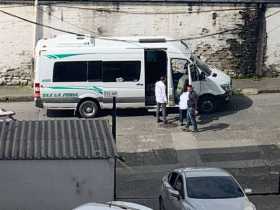 Fotos| LA PATRIA El aerován en el que viajaba la lesionada. Por este sitio entró la bala. 