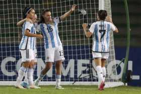 María Bonsegundo (c) de Argentina celebra un gol ante Perú hoy, en un partido del grupo B de la Copa América Femenina en el esta