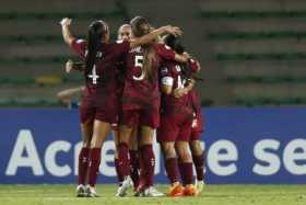 Jugadoras de Venezuela celebran un gol de Deyna Castellanos ante Perú hoy, en un partido del grupo B de la Copa América Femenina