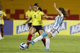 Lorena Bedoya (i) de Colombia disputa un balón con Estefanía Banini de Argentina, en el partido de la semifinal de la Copa Améri