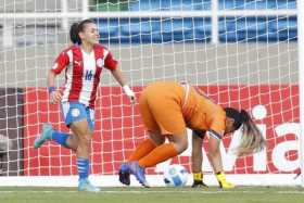 Ramona Martínez (i) de Paraguay celebra un gol ante Bolivia hoy, en un partido del grupo A de la Copa América Femenina en el est