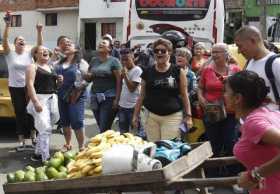 Seguidores de Darío Gómez se congregan para beber y escuchar sus canciones, hoy, a las afueras de las instalaciones de Medicina 